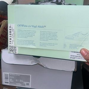 Come with everything only wear them 2 times don’t really need them basically new